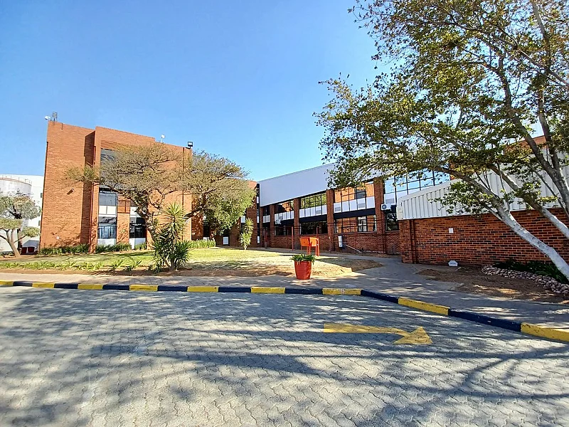 N° 12 - NDUSTRIEL À VENDRE